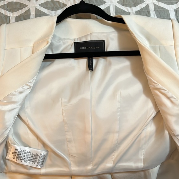 Ladies waist length white fitted jacket - Picture 5 of 5